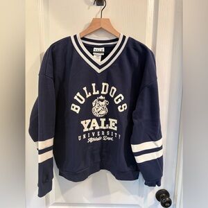 Yale University Bulldogs V-neck sweatshirt size M (unisex)